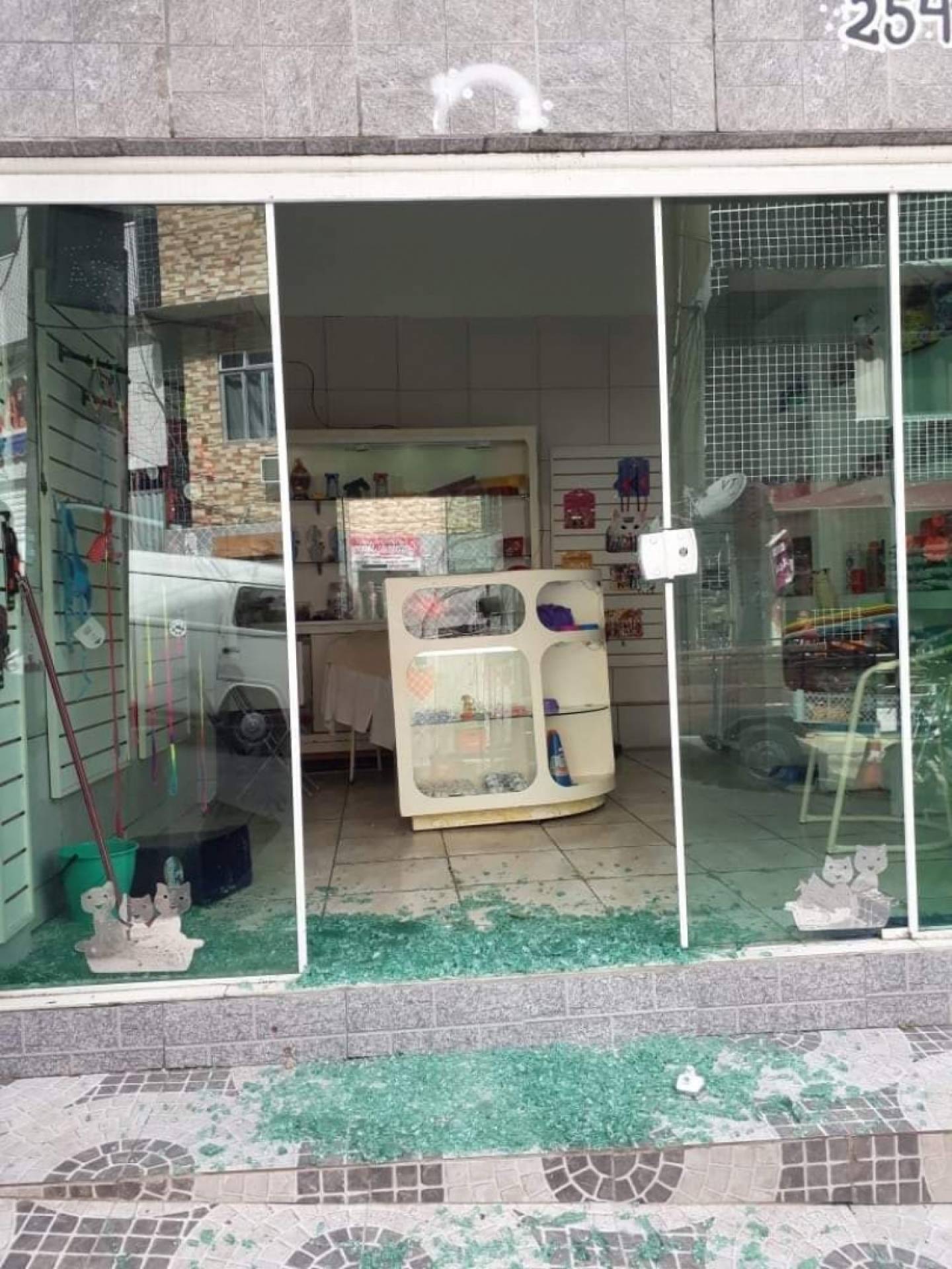 Loja ficou destruída por tiros no confronto entre criminosos e policiais da UPP Tabajaras/Cabritos