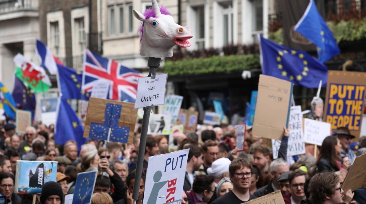 Milhares de pessoas vão às ruas em Londres pedindo novo referendo sobre Brexit - AFP