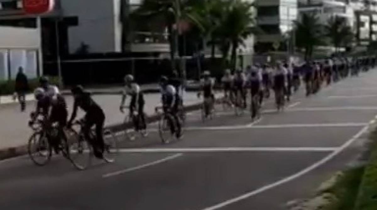 Centenas de ciclistas pedalam em homenagem a empresário Artur Sales, morto atropelado enquanto praticava o esporte - Reprodução/ Instagram