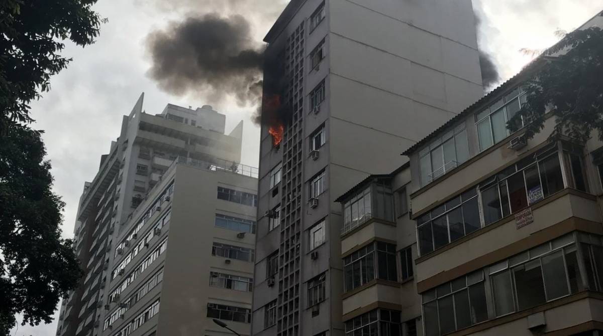 Incêndio atingiu prédio localizado na Rua Barata Ribeiro, em Copacabana  - Whatsapp O DIA  (98762-8248)
