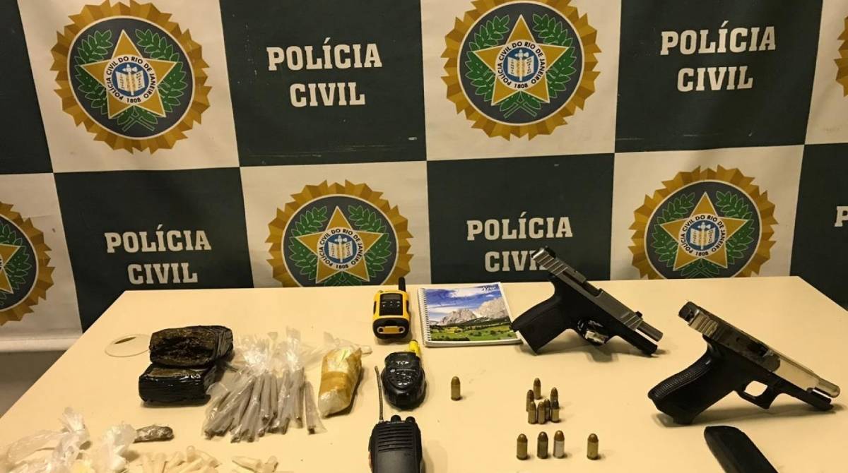 No carro dos criminosos havia armas, munição e radiotransmissores