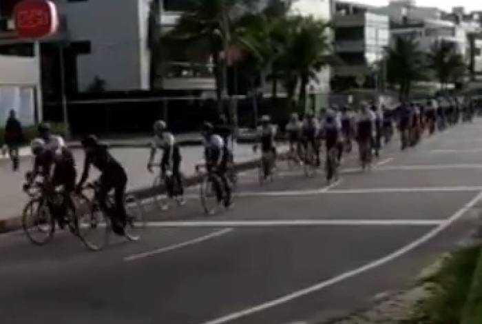 Centenas de ciclistas pedalam em homenagem a empresário Artur Sales, morto atropelado enquanto praticava o esporte