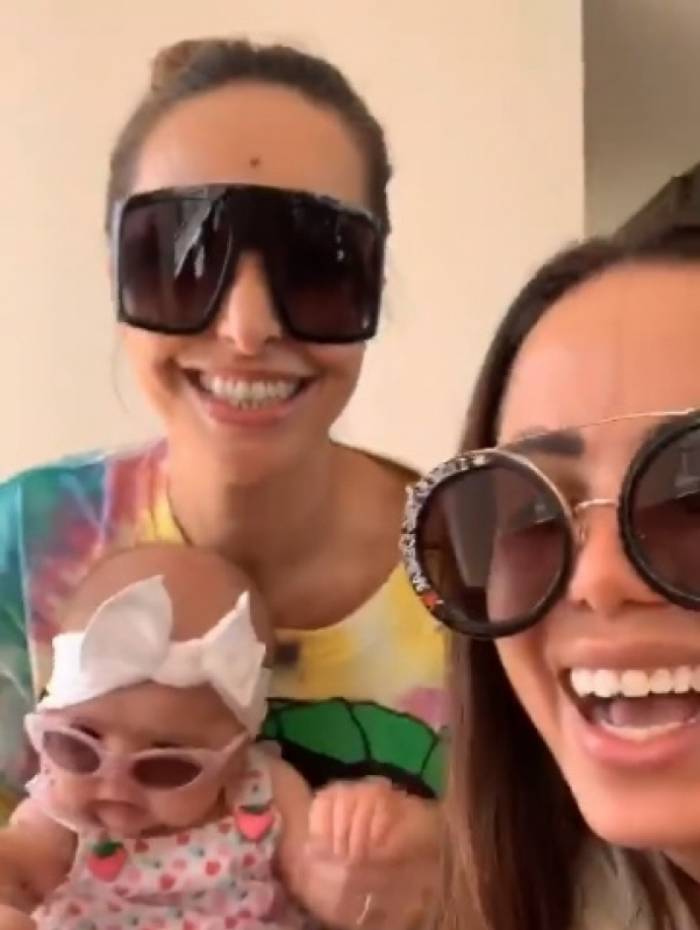 Cantora Anitta visita Sabrina Sato e filha, a pequena Zoe