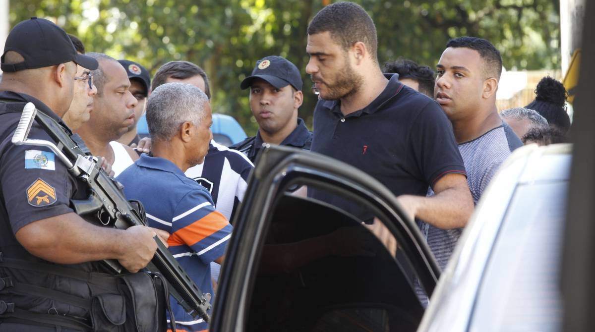 Vereador Wendel Coelho, de Japeri, &eacute; morto em emboscada em rua do Centro do munic&iacute;pio. Na foto, o irm&atilde;o do vereador assassinado, Wesley de Lima Coelho (de preto)