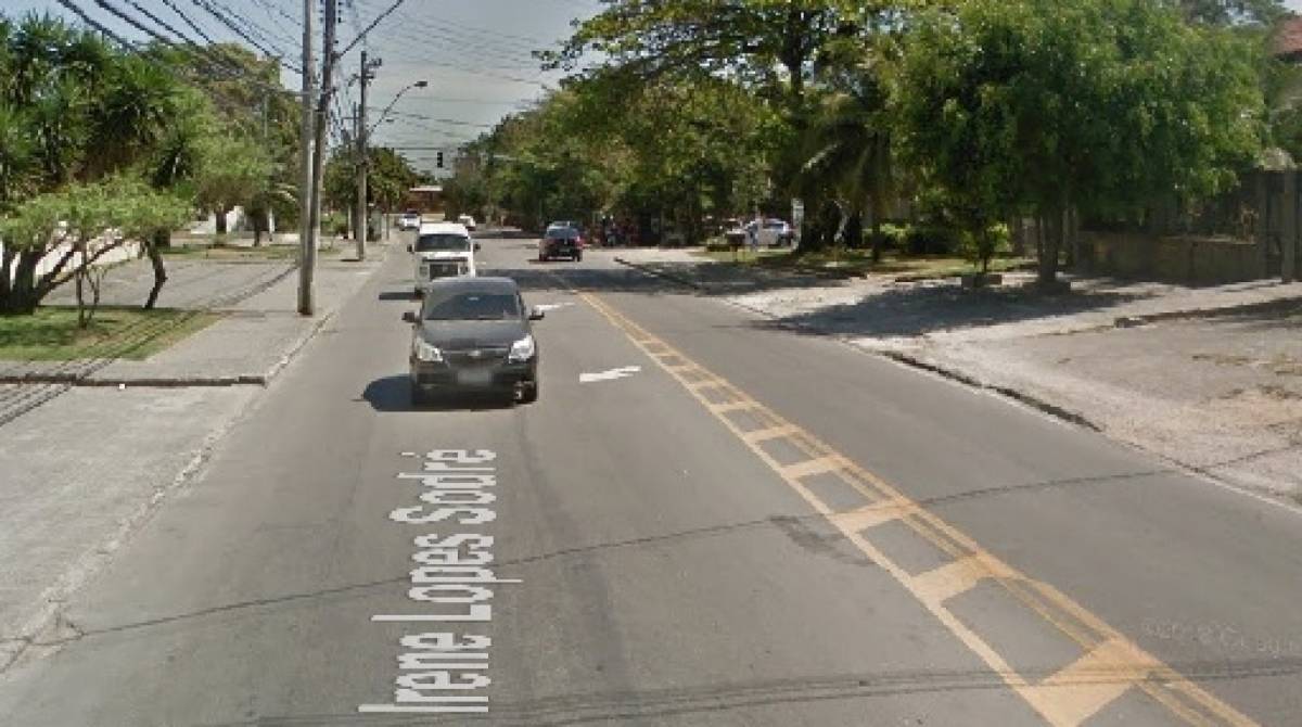 Troca de tiros feriu policial civil e bandido na Rua Irene Lopes Sodré, em Niterói - Reprodução/ Google Street View