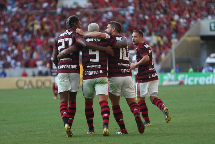 Bruno Henrique, Gabigol, Diego e Everton Ribeiro comemoram um dos gols do Flamengo