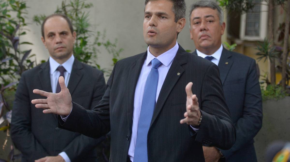 Daniel Rosa entre os delegados Fábio Barucke (E) e Antônio Ricardo, do Departamento Geral de Homicídios - Armando Paiva / Agência O Dia