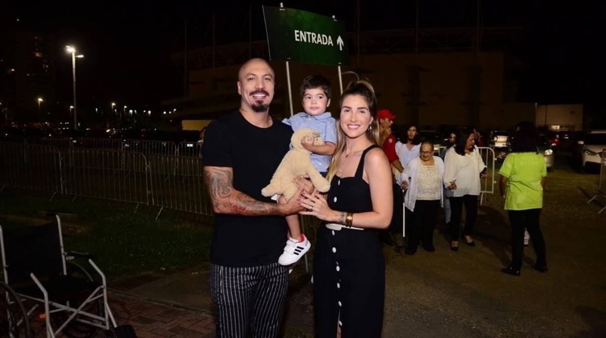 AGN_1526995 - Rio de Janeiro, BRASIL  -  Fernando Medeiros  e Aline&nbsp;Gotschalg    leva o filho  ao  Cirque du Soleil

Pictured: Fernando Medeiros  e Aline&nbsp;Gotschalg

AgNews 24 MAR&Ccedil;O 2019 

BYLINE MUST READ: Webert Belecio / AgNews

Xico Silva
telefone: (21) 98240-2501
email: agnews.fotografia@gmail.com
      Caption