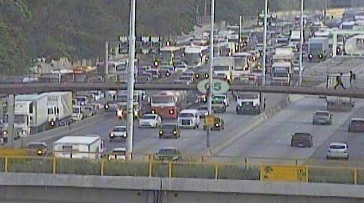 O acidente causou engarrafamento na via expressa