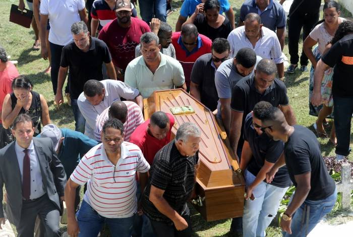 Cerca de 300 pessoas, entre parentes e amigos, se despediram do parlamentar ontem no Cemitério de Engenheiro Pedreira, no município