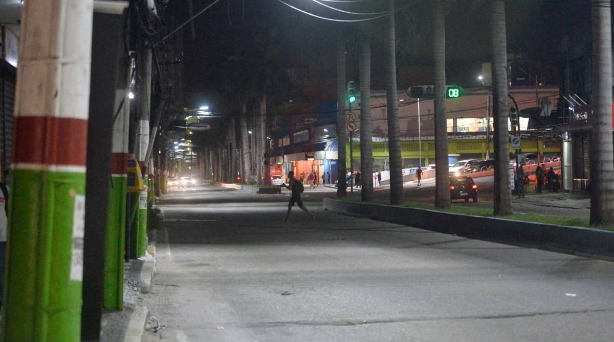 Rio de Janeiro (RJ), 26/03/2019, MANIFESTAÇÃO EM DUQUE DE CAXIAS - Avenida Presidente Kennedy no final do dia em que foi realizada uma operação para prisão do chefe do tráfico de drogas da favela do Lixão, levou piânico as ruas do bairro, Baixada Fluminensedo Rio de Janeiro.Foto: Armando Paiva / Agência O Dia