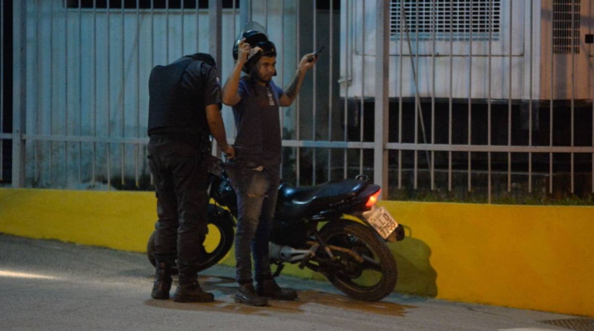 Rio de Janeiro (RJ), 26/03/2019, MANIFESTAÇÃO EM DUQUE DE CAXIAS - Moradores da favela do Lixão são revistados em um dos acesso da favela do Lixão, após operação realizada em Duque de Caxias para prisão do chefe do tráfico de drogas da favela do Lixão, levou piânico as ruas do bairro, Baixada Fluminensedo Rio de Janeiro.Foto: Armando Paiva / Agência O Dia