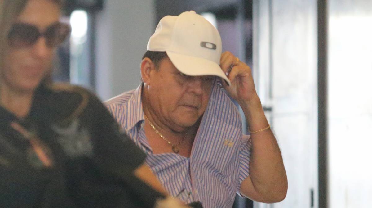 O salvadorenho Carlos Vela e a esposa foram presos em casa - Daniel Castelo Branco / Agência O Dia