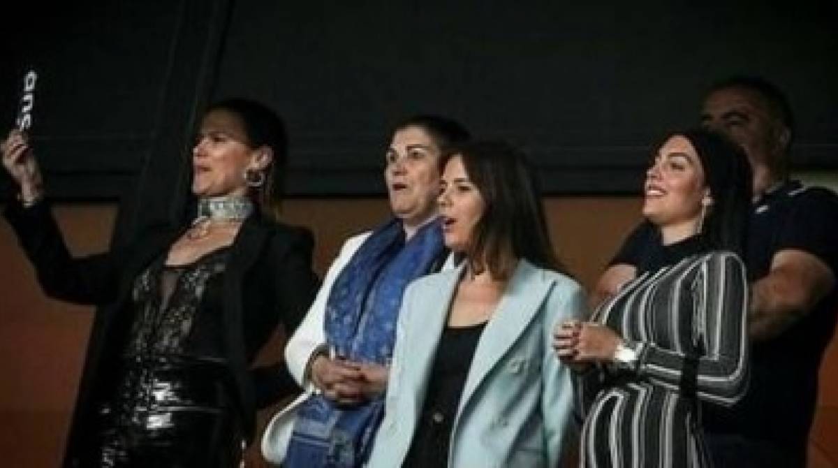 Georgina Rodríguez, de roupa listrada, despertou suspeitas