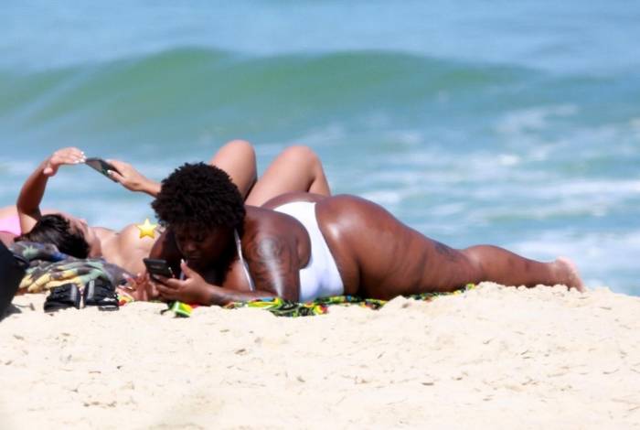 Anitta toma sol de topless ao lado de Jojo Todynho
