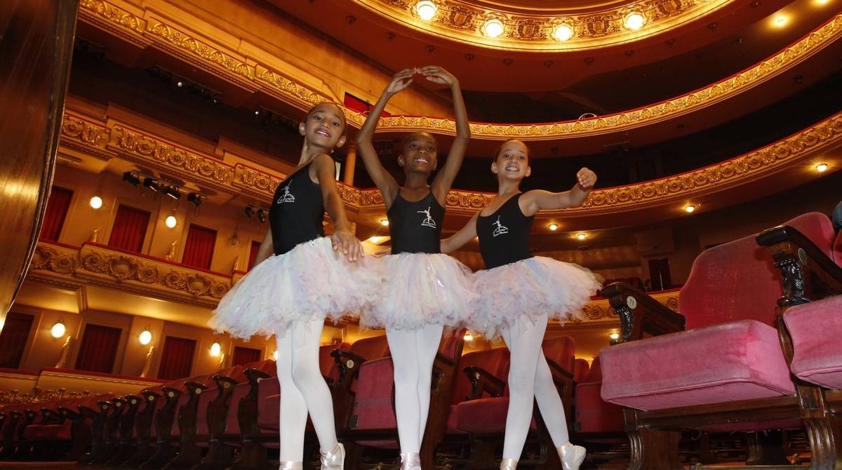 27/03/2019 - Especial Meia Hora - Criancas do complexo do Alemao participam de projeto no Teatro Municipal. Na imagem (esq p/ dir): Bianca Natalia, Ingrid Vitoria e Katlellyn Rangel que sao moradoras do Complexo do Alemao e tambem alunas de Balet no Teatro Municipal. Foto de Alexandre Brum / Agencia O Dia