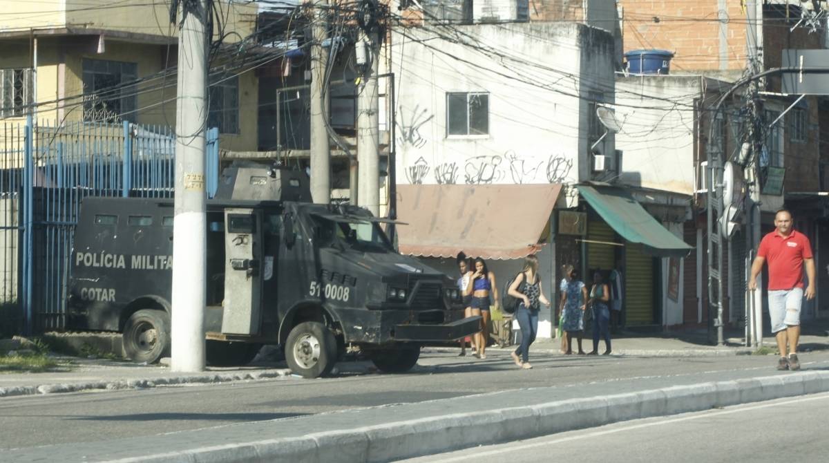 Rio, 27/03/2019 - Entrada da favela do lixão, no centro de Caxias com carros de polícia, comércios fechados e rodoviária com pouca movimentação nesta manhã de quarta-feira (27). Foto: Estefan Radovicz/Agência O Dia