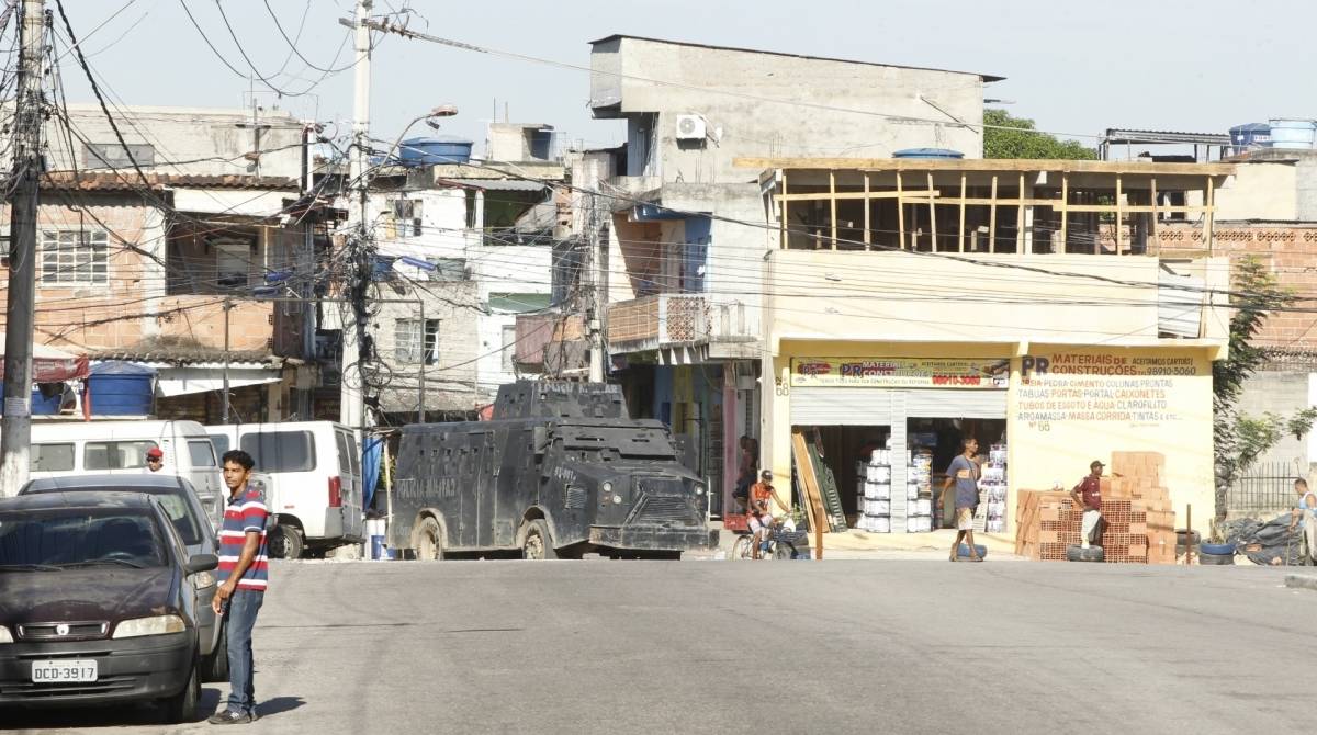 'CaveirÃ£o' da PM no acesso Ã  Favela do LixÃ£o, em Caxias