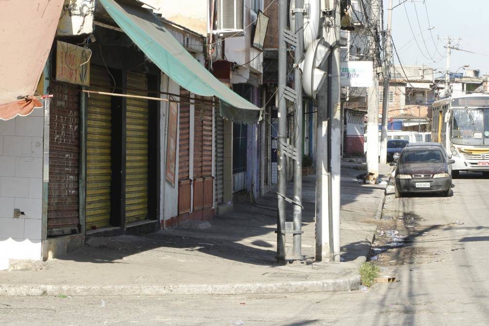 Comércio fechado perto da comunidade do Lixão, em Caxias - Estefan Radovicz / Agencia O Dia
