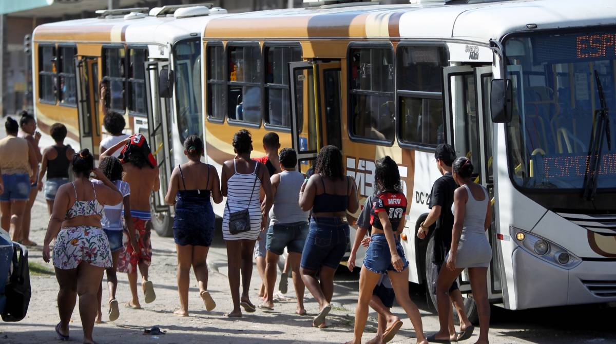 Rio de janeiro - 27/03/2019 - Onibus com moradores da comunidade do Lixao Duque de Caxias devido a morte do traficante Charlinho. Foto: Luciano Belford/Agência O Dia