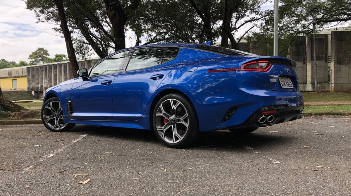 Traseira tem lanternas em LED que vazam pela lateral do carro