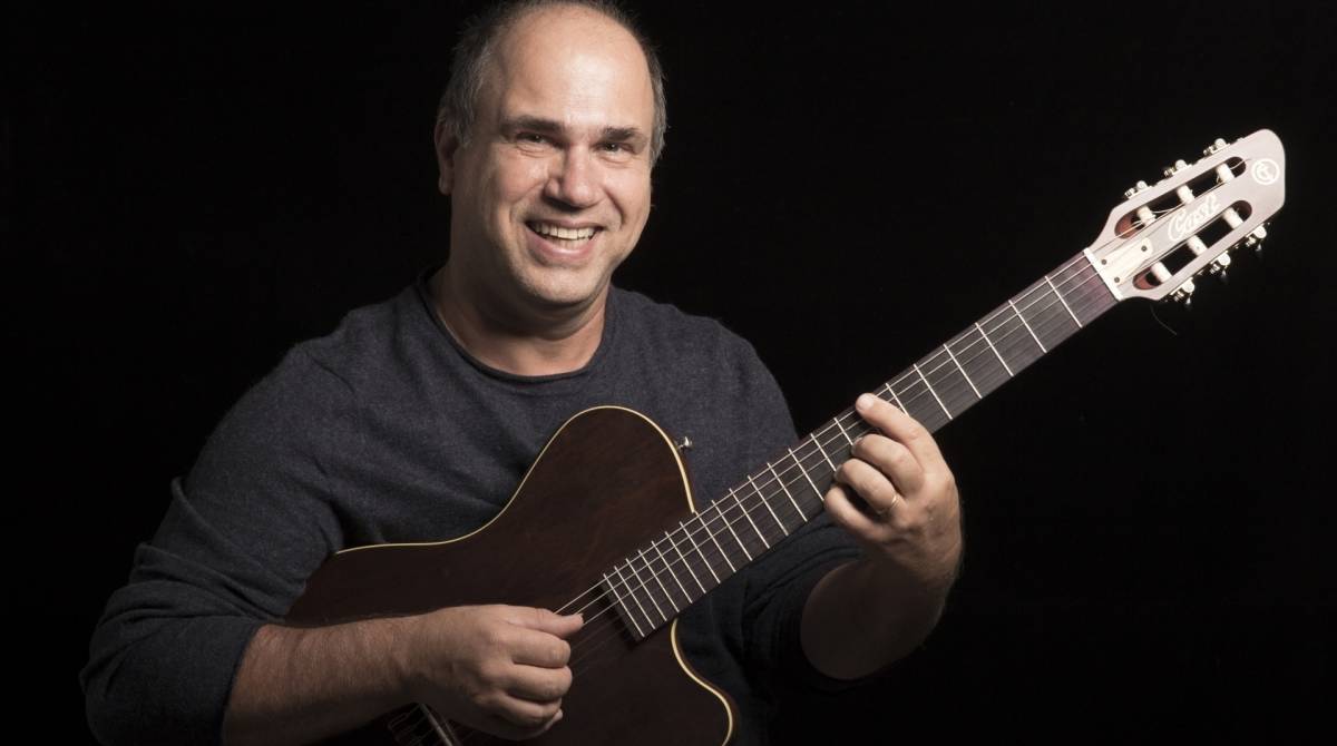 O guitarrista Nelson Faria comemora quatro anos do canal \'Um Café Lá Em Casa\'