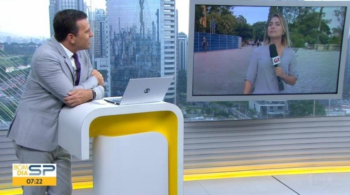 Rodrigo Bocardi pede para repórter cantar música de Sandy e Junior ao vivo - Reprodução / TV Globo
