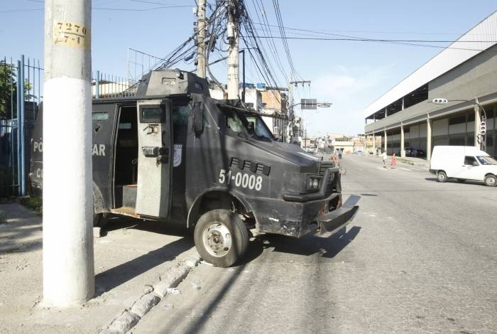 Rio, 27/03/2019 - Entrada da favela do lixão, no centro de Caxias com carros de polícia, comércios fechados e rodoviária com pouca movimentação nesta manhã de quarta-feira (27). Foto: Estefan Radovicz/Agência O Dia