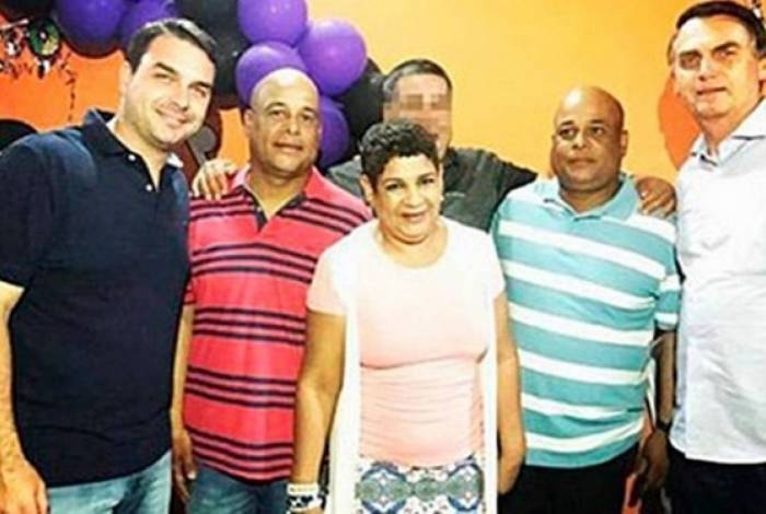 Val em uma festa ao lado dos irmÃ£os, do senador FlÃ¡vio Bolsonaro e do presidente Jair Bolsonaro