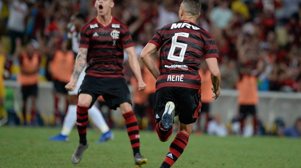 Ronaldo solta o grito, após Renê abrir o placar para o Flamengo no clássico