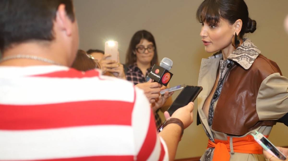 Débora Nascimento participa de evento e evita falar sobre separação