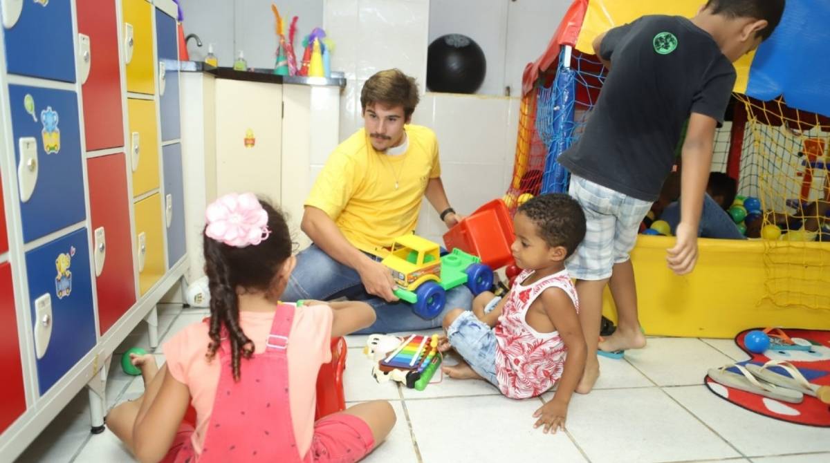 Nicolas Prattes visita a 'Casa de Apoio à Criança com Câncer Santa Teresa'