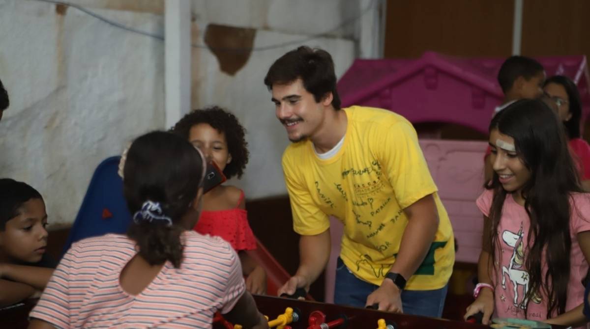 Nicolas Prattes visita a 'Casa de Apoio à Criança com Câncer Santa Teresa'