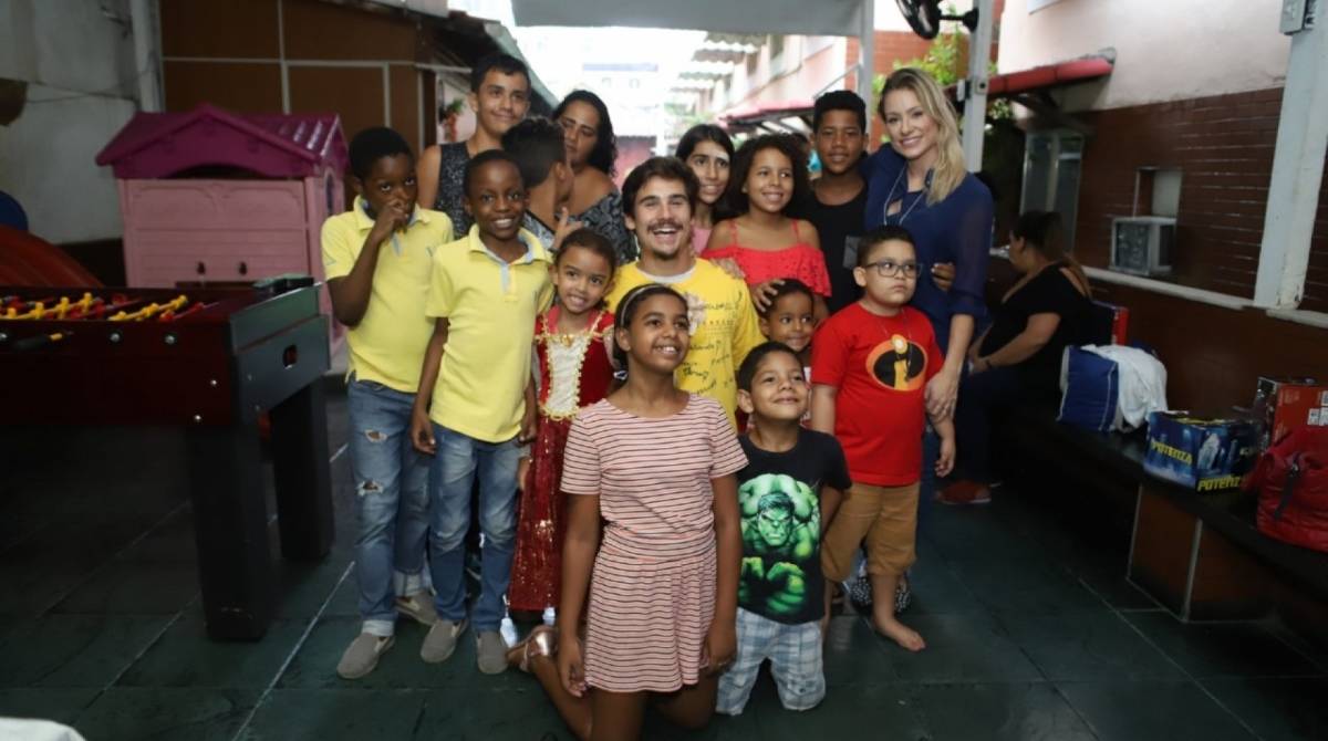 Nicolas Prattes visita a 'Casa de Apoio à Criança com Câncer Santa Teresa'