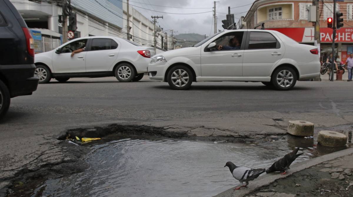 Rio de Janeiro - RJ - 28/03/2019 - Buraco - Buracos nas ruas da cidade do Rio de Janeiro atrapalham a vida da populaçao - na foto, buraco na Rua Marechal Soares de Andrea, esquina com a Avenida Santa Cruz, em Realengo, zona oeste do Rio - foto: Reginaldo Pimenta / Agencia O Dia
