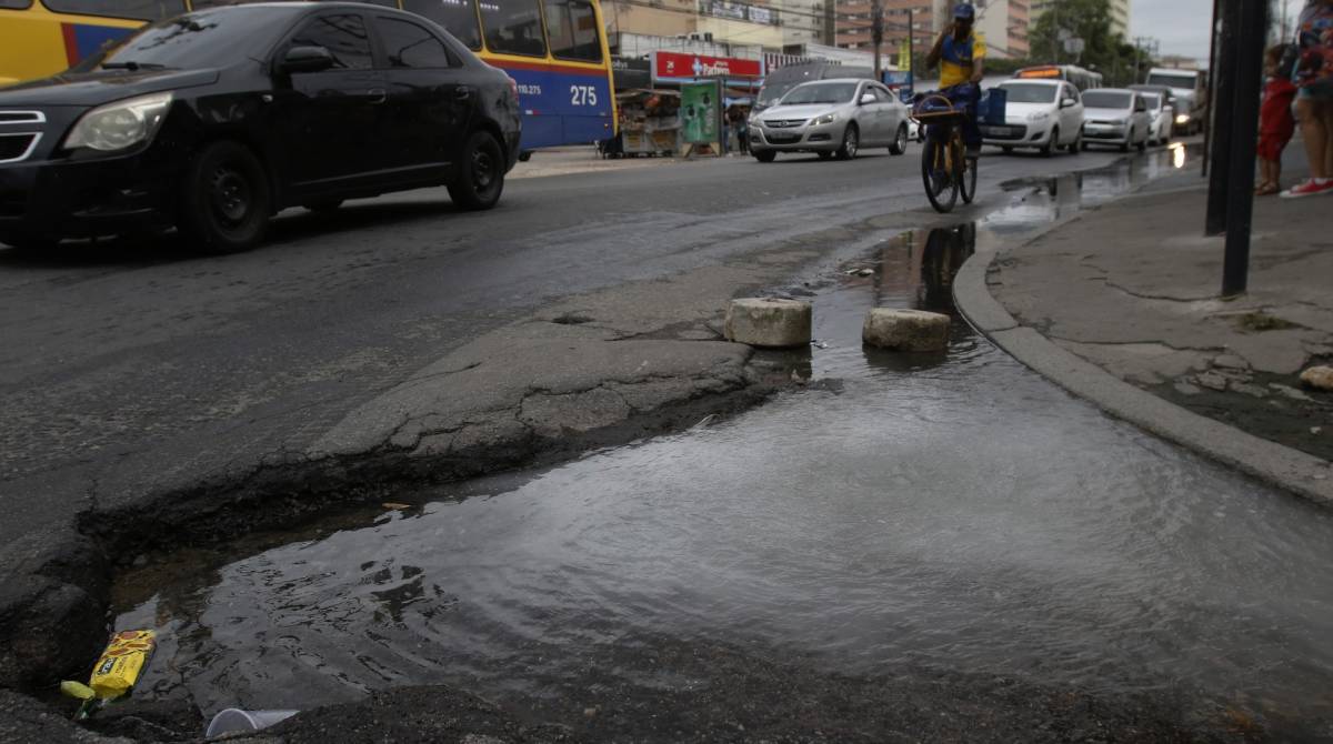 Rio de Janeiro - RJ - 28/03/2019 - Buraco - Buracos nas ruas da cidade do Rio de Janeiro atrapalham a vida da populaçao - na foto, buraco na Rua Marechal Soares de Andrea, esquina com a Avenida Santa Cruz, em Realengo, zona oeste do Rio - foto: Reginaldo Pimenta / Agencia O Dia