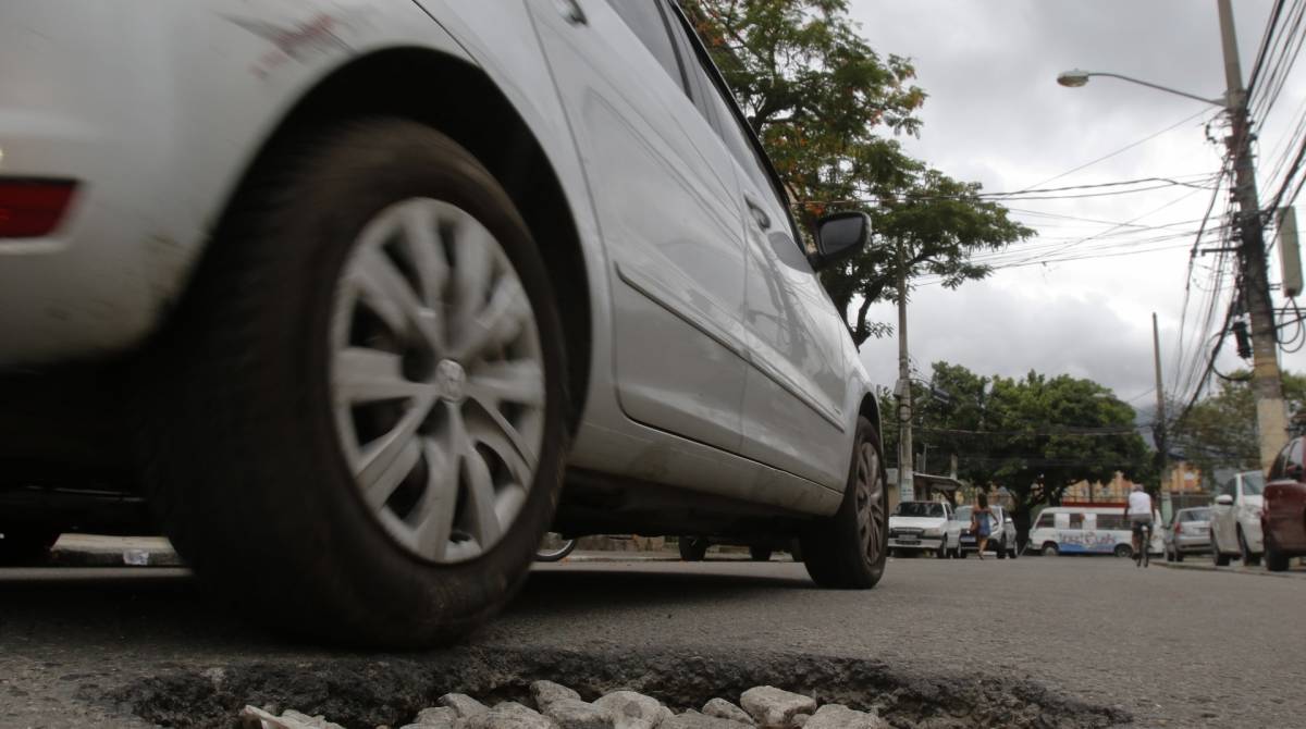 Rio de Janeiro - RJ - 28/03/2019 - Buraco - Buracos nas ruas da cidade do Rio de Janeiro atrapalham a vida da populaçao - na foto, Rua do Esquilo, em Realengo, zona oeste do Rio - foto: Reginaldo Pimenta / Agencia O Dia