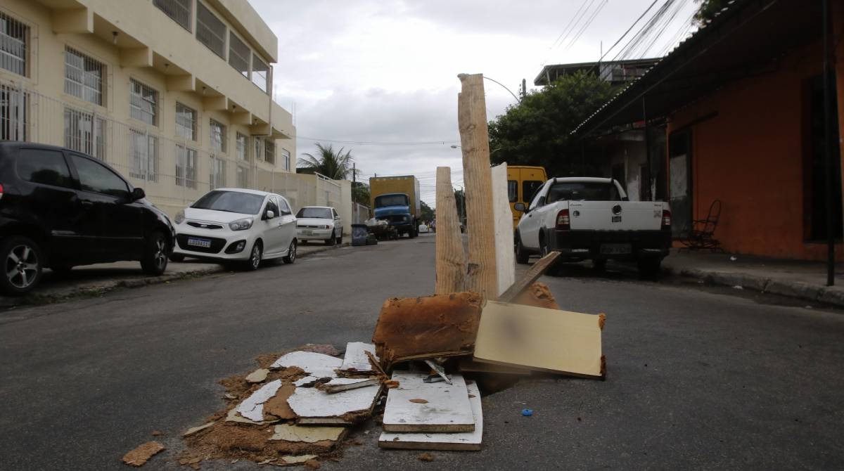 Rio de Janeiro - RJ - 28/03/2019 - Buraco - Buracos nas ruas da cidade do Rio de Janeiro atrapalham a vida da populaçao - na foto, Rua Santa Marta, esquina com Rua Capitao Texeira, em Realengo, zona oeste do Rio - foto: Reginaldo Pimenta / Agencia O Dia