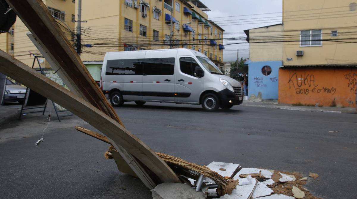 Rio de Janeiro - RJ - 28/03/2019 - Buraco - Buracos nas ruas da cidade do Rio de Janeiro atrapalham a vida da populaçao - na foto, Rua Santa Marta, esquina com Rua Capitao Texeira, em Realengo, zona oeste do Rio - foto: Reginaldo Pimenta / Agencia O Dia