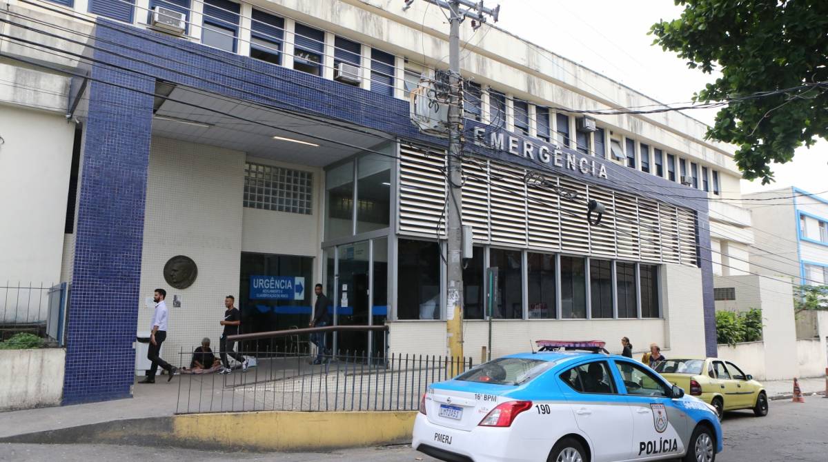 PM foi levado ao Hospital Estadual Get&uacute;lio Vargas - Daniel Castelo Branco / Ag&ecirc;ncia O Dia