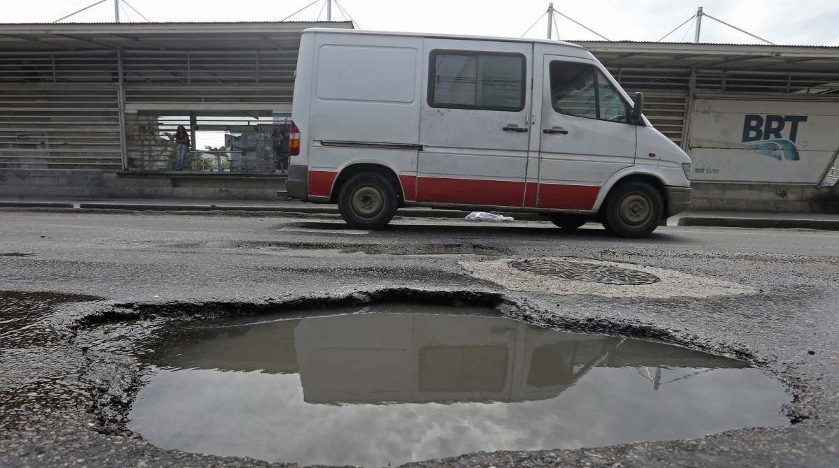 Buracos nas ruas do Rio de Janeiro Local: Av. Bras de Pina, Penha. Buracos na altura do numero 337. Foto: Daniel Castelo Branco / Agência O Dia