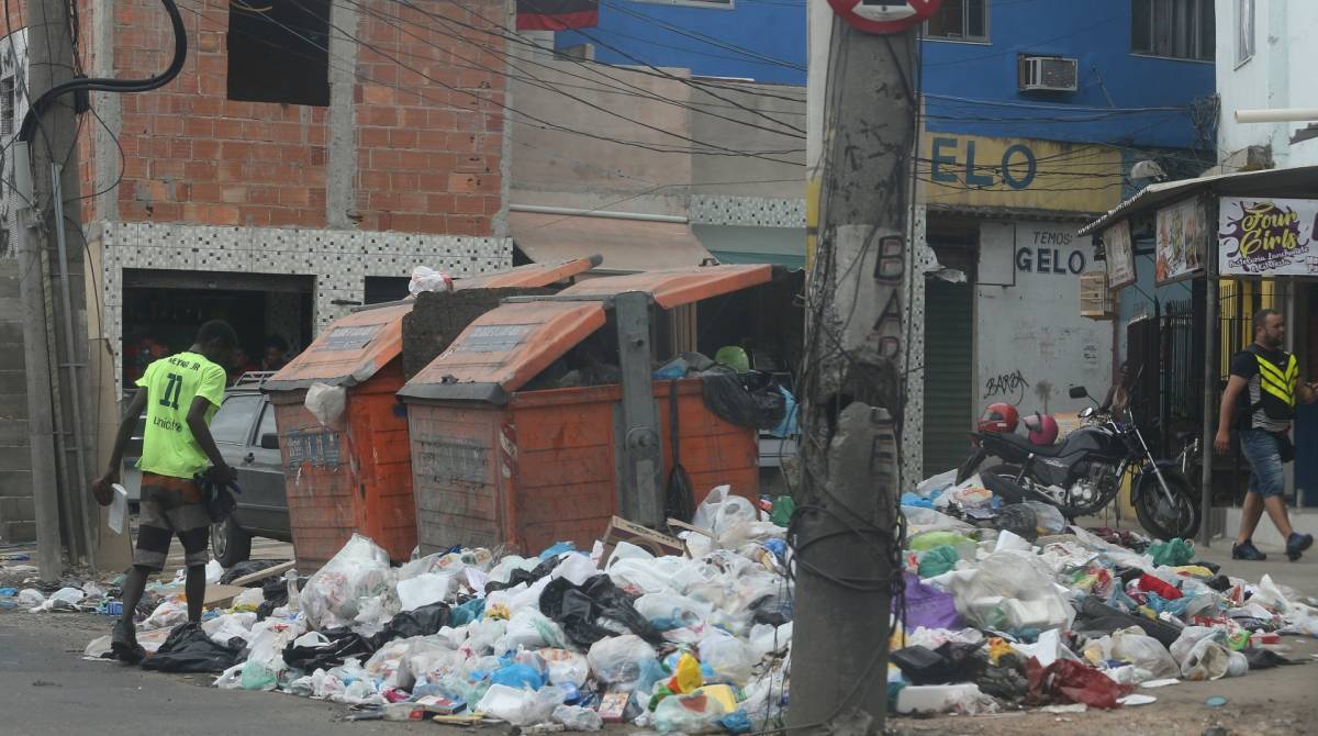 Buracos nas ruas do Rio de Janeiro. Lixo exposto em frente a comunidade do Jacare. Foto: Daniel Castelo Branco / Ag&ecirc;ncia O Dia