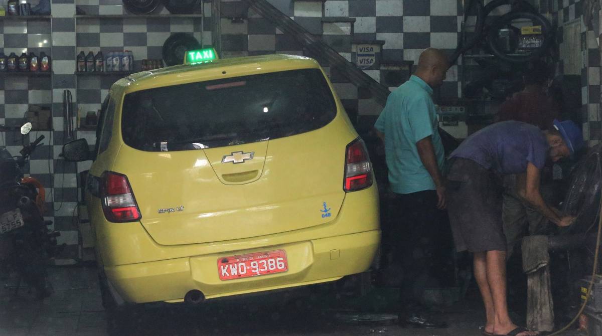 Buracos nas ruas do Rio de Janeiro. Taxista arrumando o carro na oficina na Rua do Riachuelo. Foto: Daniel Castelo Branco / Agência O Dia