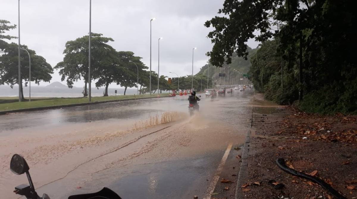 Bolsão d'água na Estarda Lagoa-Barra - Reprodução