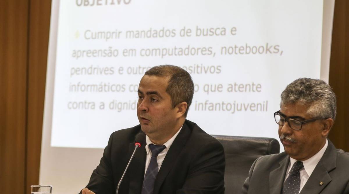 O coordenador do Serviço de Inteligência do Ministério da Justiça, Alessandro Barreto, e Rosalvo Franco, da Secretaria de Operações Policiais Integrada do Ministério da Justiça, durante coletiva sobre a Operação Luz da Infância 4