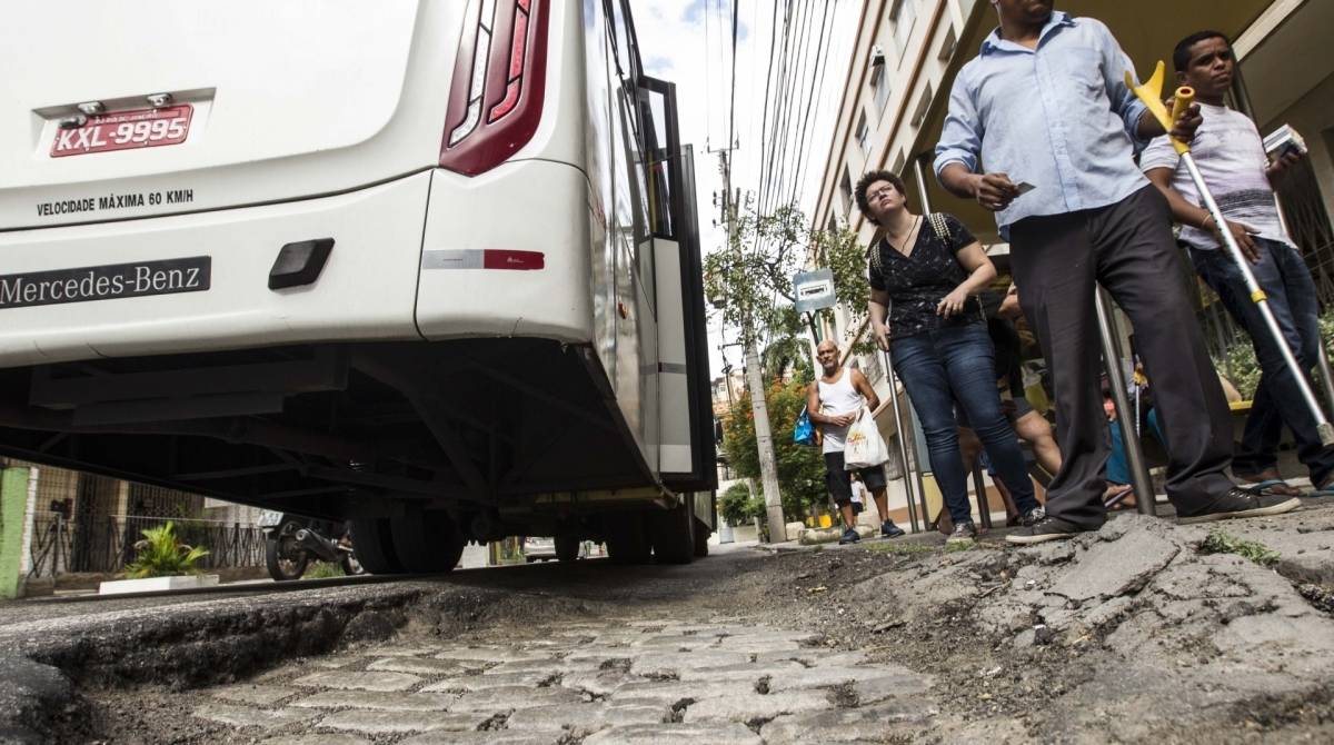 CIDADE ESBURACADA - Prefeito da cidade do Rio de Janeiro Marcelo Crivella abandona a manutencao das ruas cariocas. Buraco na rua Daniel Carneiro, 30 no Engenho de Dentro. Foto Marcio Mercante / Agencia O Dia