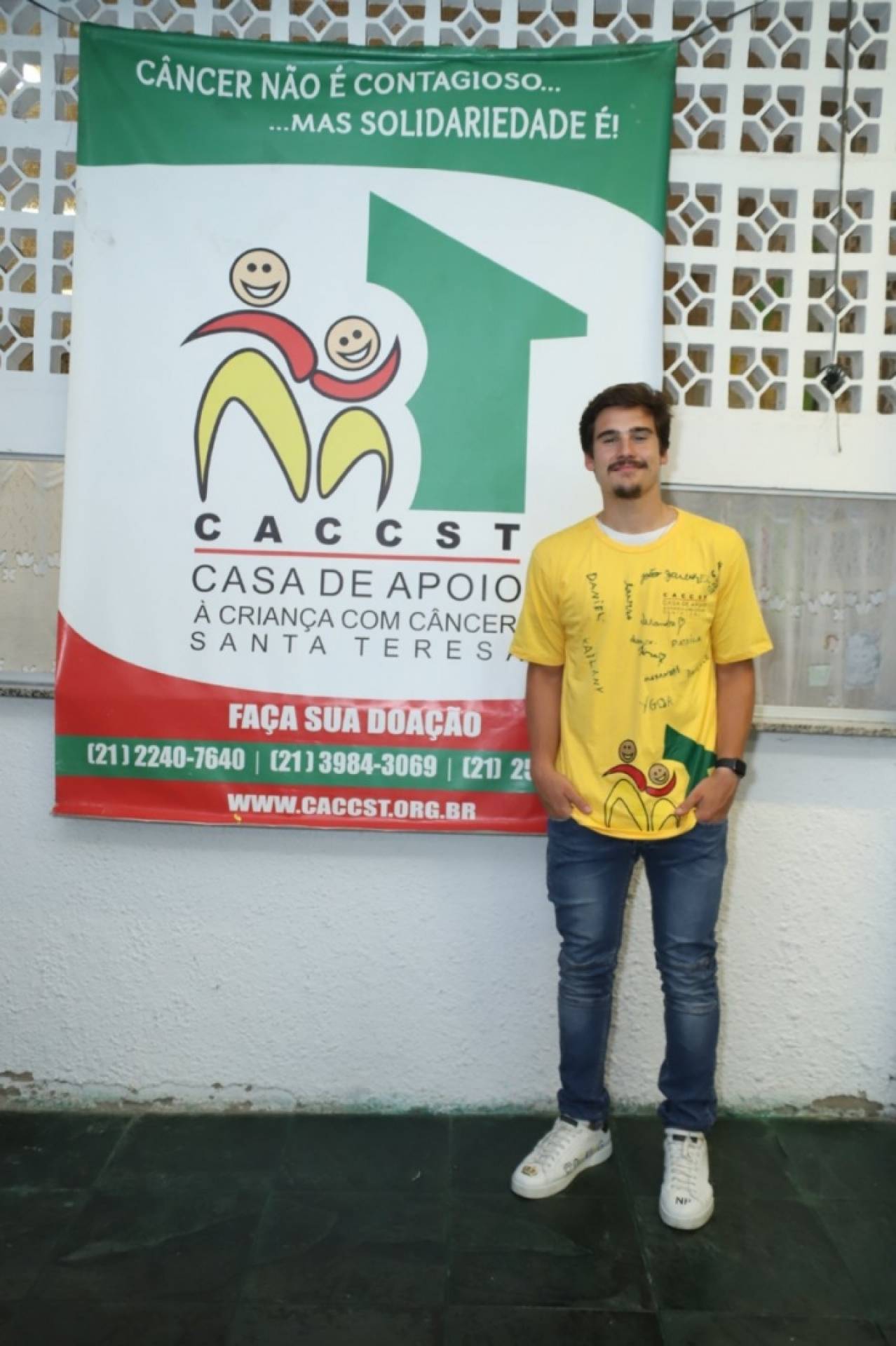 Nicolas Prattes visita a 'Casa de Apoio à Criança com Câncer Santa Teresa'