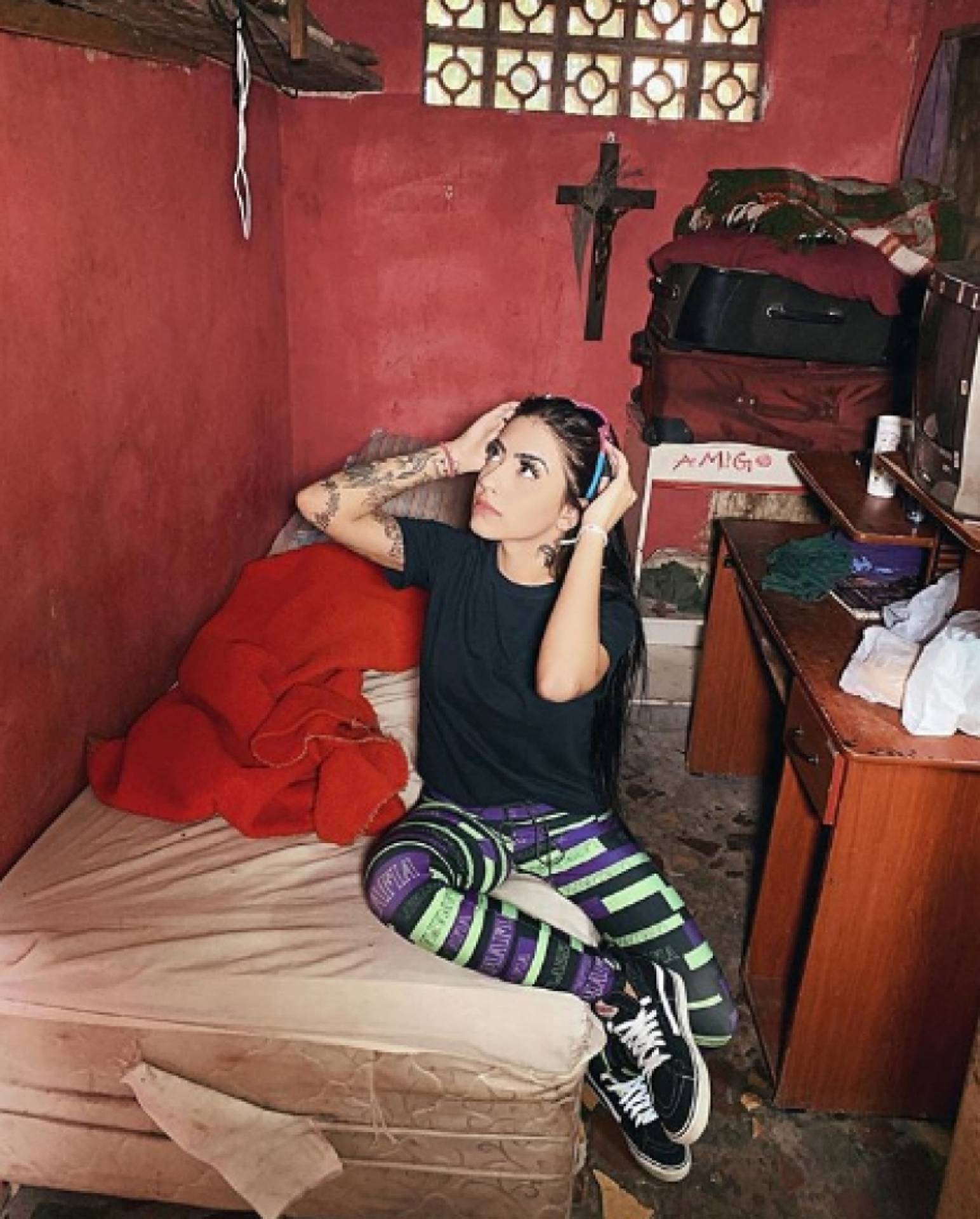 MC Mirella ajuda idoso que passava fome - Reprodução Instagram