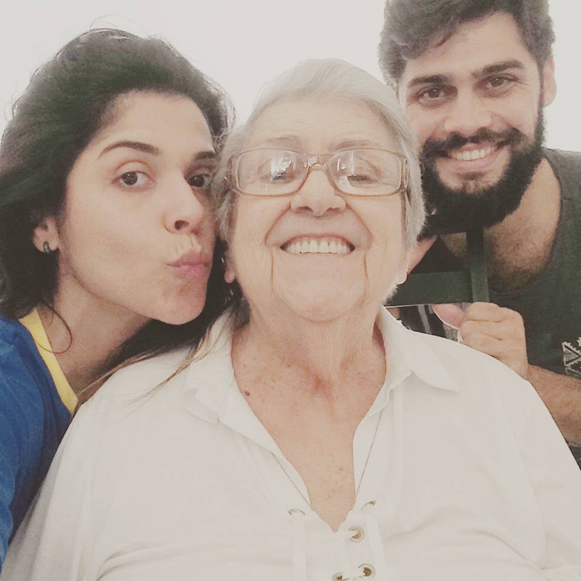 Maria Carol com a avô, Hilda Rebello, e Felipe Leal