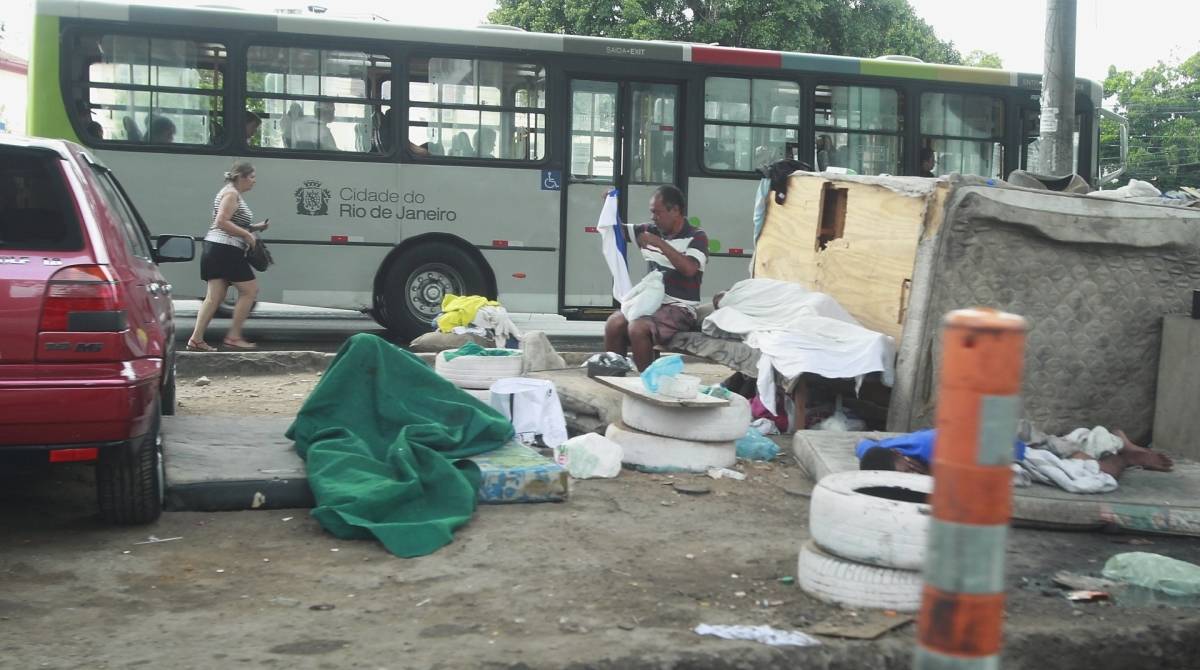Lixo e moradores de rua se acumulam pela cidade. Na foto, morador de rua em uma das sa&iacute;das da favela do Jacar&eacute;, pr&oacute;ximo a SUIPA.     